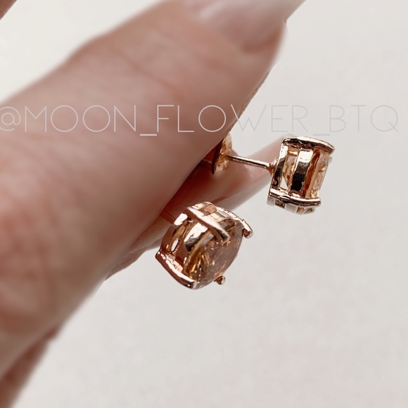 18k Rose Gold Stud Earrings - Picture 4 of 8